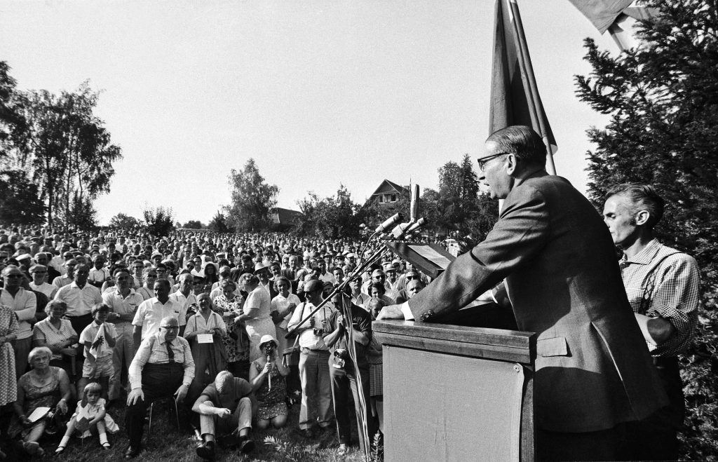 James Schwarzenbach, oratore al 1. agosto del 1970 (Keystone)