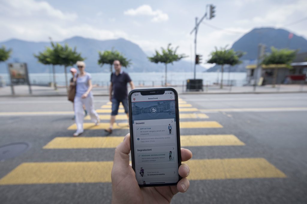 App SwissCovid  sul lungolago di Lugano: meno del 15 per cento della popolazione la utilizza (Keystone)