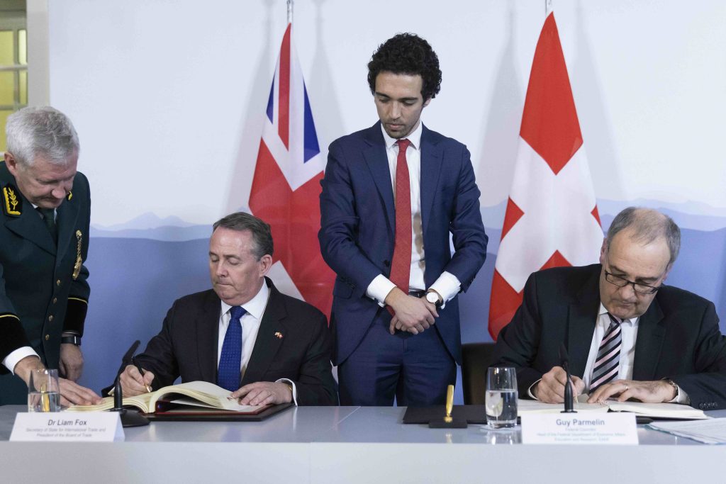 Parmelin e il segretario di Stato britannico al commercio Fox firmano l’11 febbraio 2019 l’accordo per regolare le relazioni dopo la Brexit (Keystone)