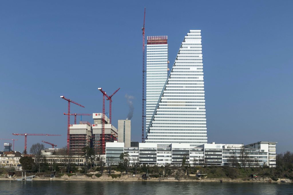Sede della Roche a Basilea: grazie ad un’industria farmaceutica forte, le esportazioni hanno contribuito a lenire l’impatto del Covid sul PIL (Keystone)