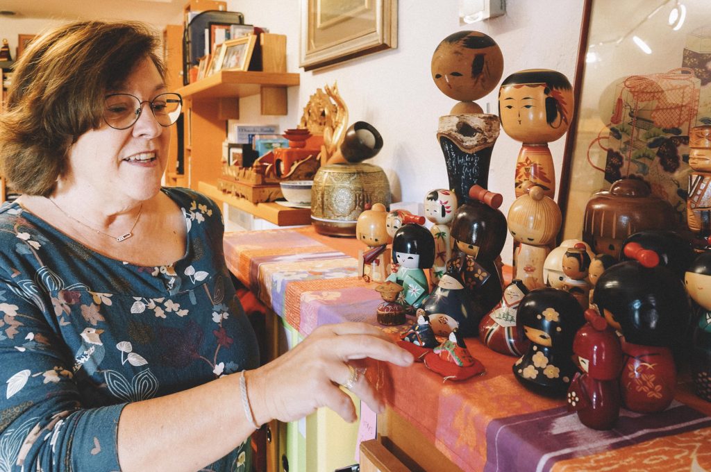 Alessandra con le sue Kokeshi, ricordo della sua permanenza in Giappone (Vincenzo Cammarata)