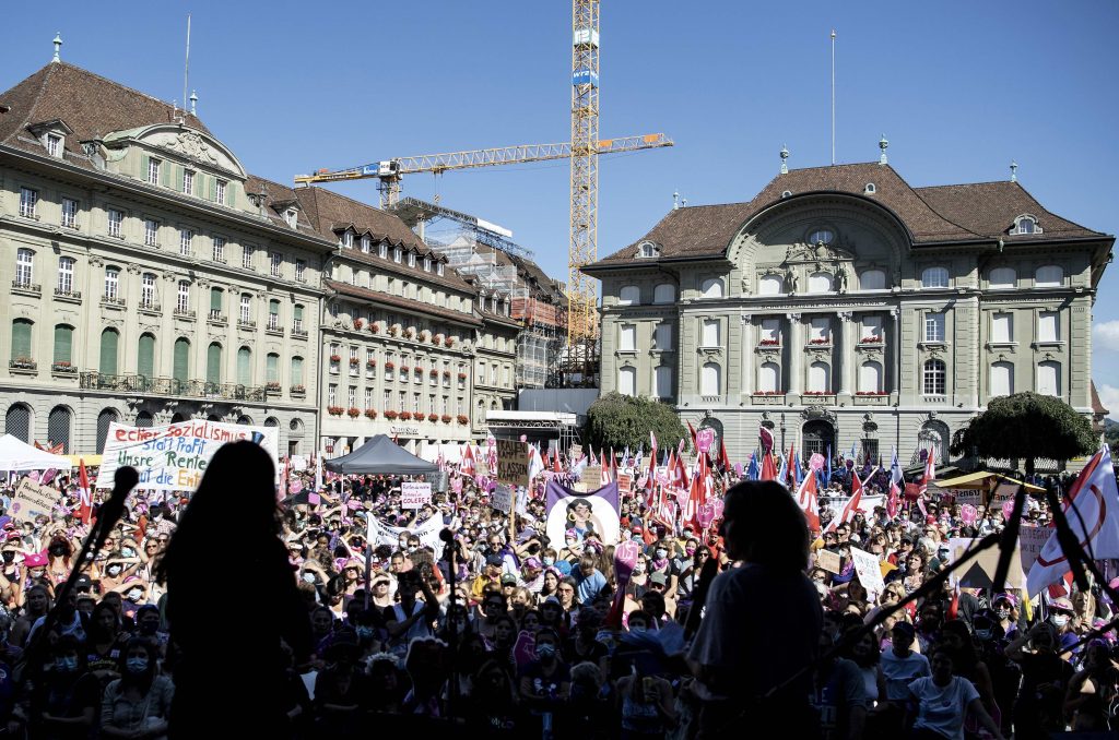 Manifestazione di protesta di donne contro la riforma AVS 21 davanti a Palazzo federale il 18 settembre 2021 (Keystone)