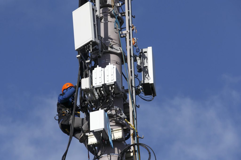 Cablaggio di un’antenna 5G allo stadio Balexert a Ginevra, il mese scorso (Keystone)