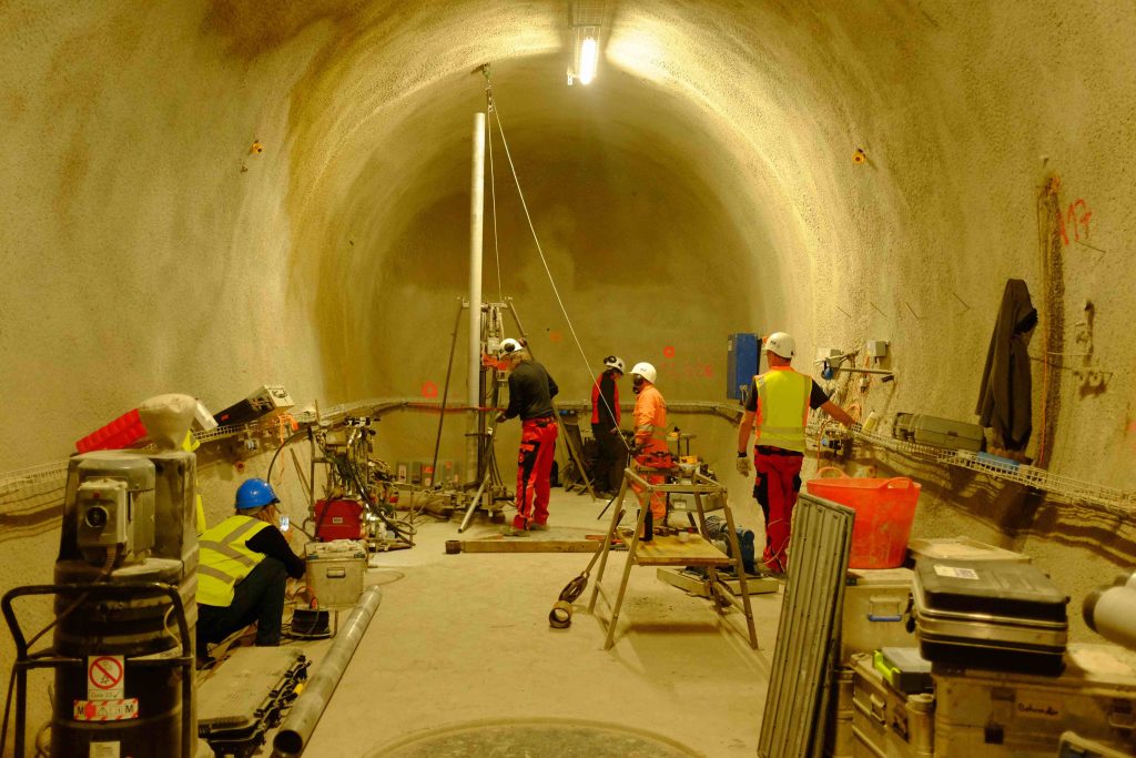 Lavori di trivellazione in una nicchia; qui avvengono scavi per futuri esperimenti (@swisstopo)