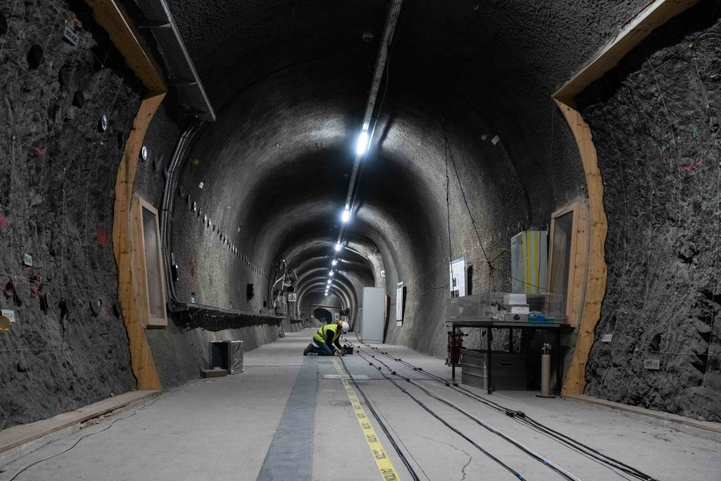 Sezione del tunnel rivestita di calcestruzzo, con "finestre" in cui si vede l'argilla opalina (@swisstopo)