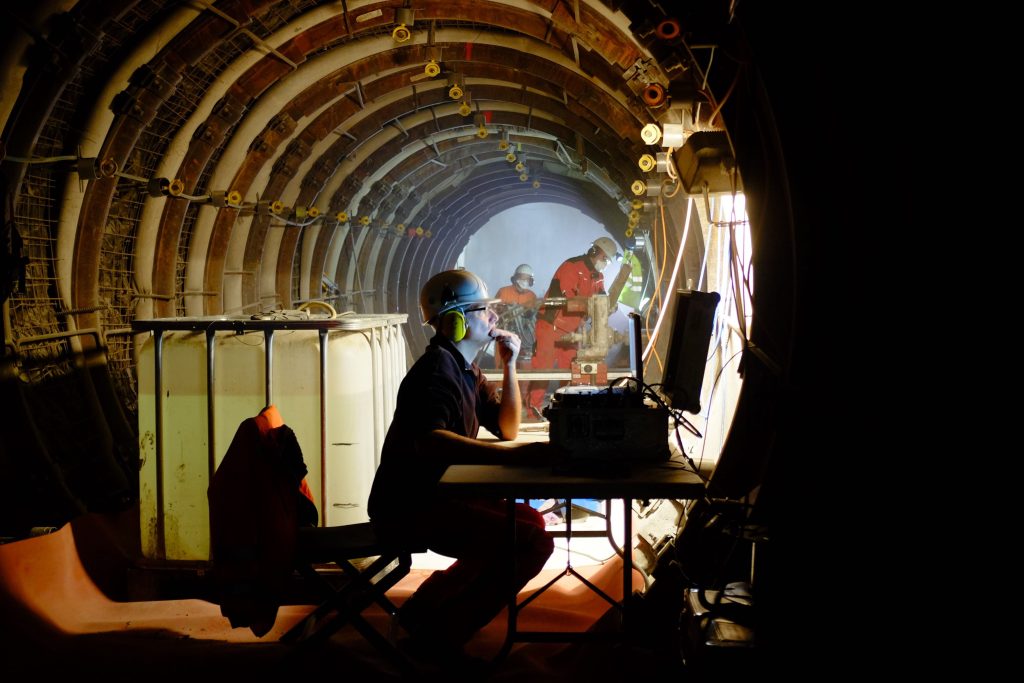 Indagine geotecnica in una sezione del tunnel su come si modifica il diametro del tunnel nel tempo e il carico meccanico sugli archi (@swisstopo)