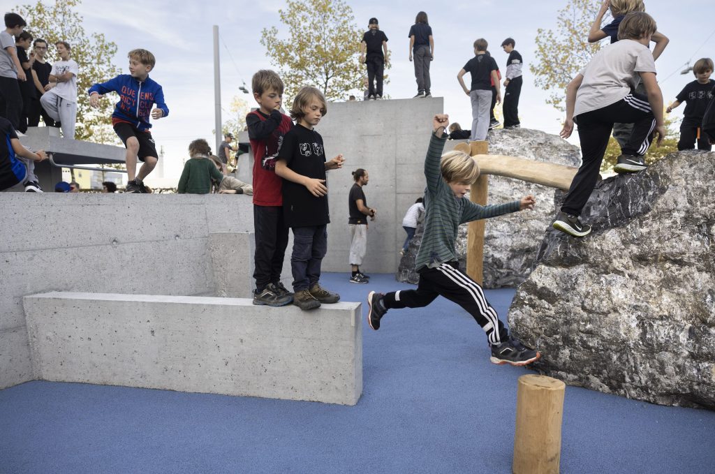 Bambini nel nuovo parco giochi del Wankdorf: crescere uno o più figli comporta un notevole investimento finanziario (Keystone)