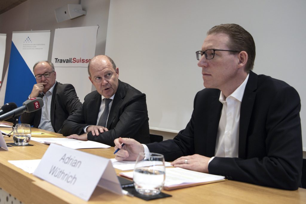 L’accordo fra le parti sociali raggiunto 2 anni fa è in bilico. Da sinistra Pierre-Yves Maillard, Valentin Vogt, Adrian Wüthrich (Keystone)