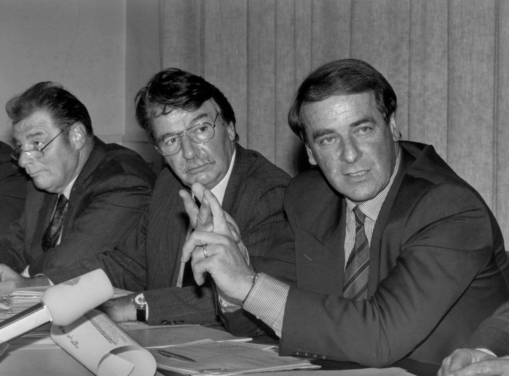Il 22 ottobre 1991 Adolf Ogi, René Felber e Jean-Pascal Delamuraz spiegano la posizione del Governo: aderire prima al SEE poi alla Comunità europea (Keystone)