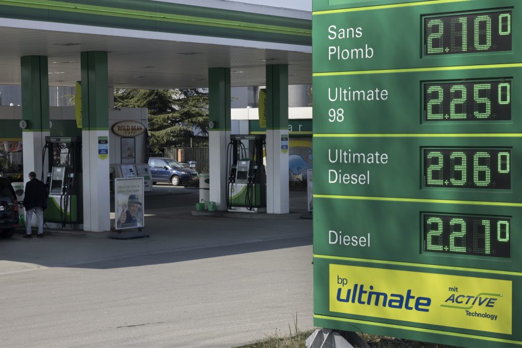 La guerra in Ucraina e la rinuncia al petrolio russo porta a continui aumenti del prezzo della benzina (Keystone)