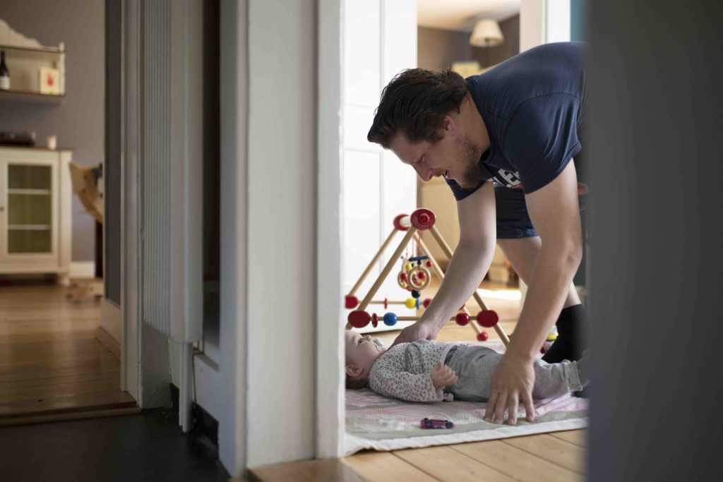 Il congedo dà ai neo-papà la possibilità di condividere quel periodo speciale che è la prima infanzia di un bimbo (Keystone)