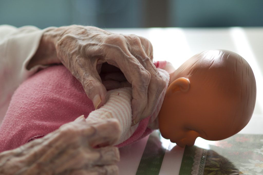 Grazie alla bambola empatica, caratterizzata da precisi attributi, molte persone affette da demenza possono ritrovarsi in gesti che rispecchiano il loro vissuto beneficiando di una maggiore serenità