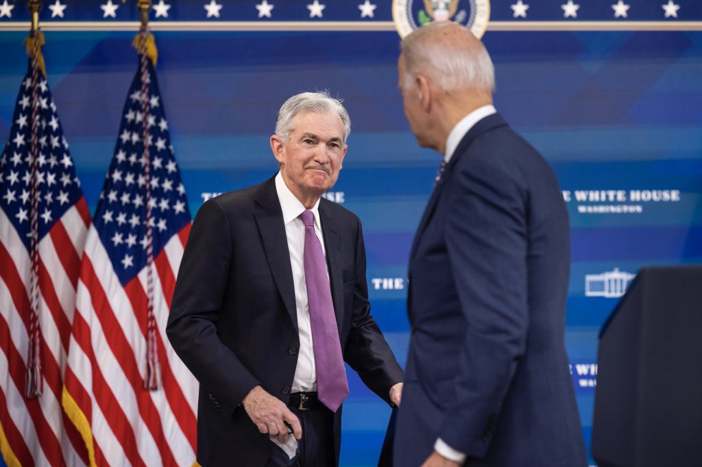 Evitare una spirale prezzi-salari è la principale sfida del 2022 per il presidente della FED Powell e per il presidente Biden (Keystone)