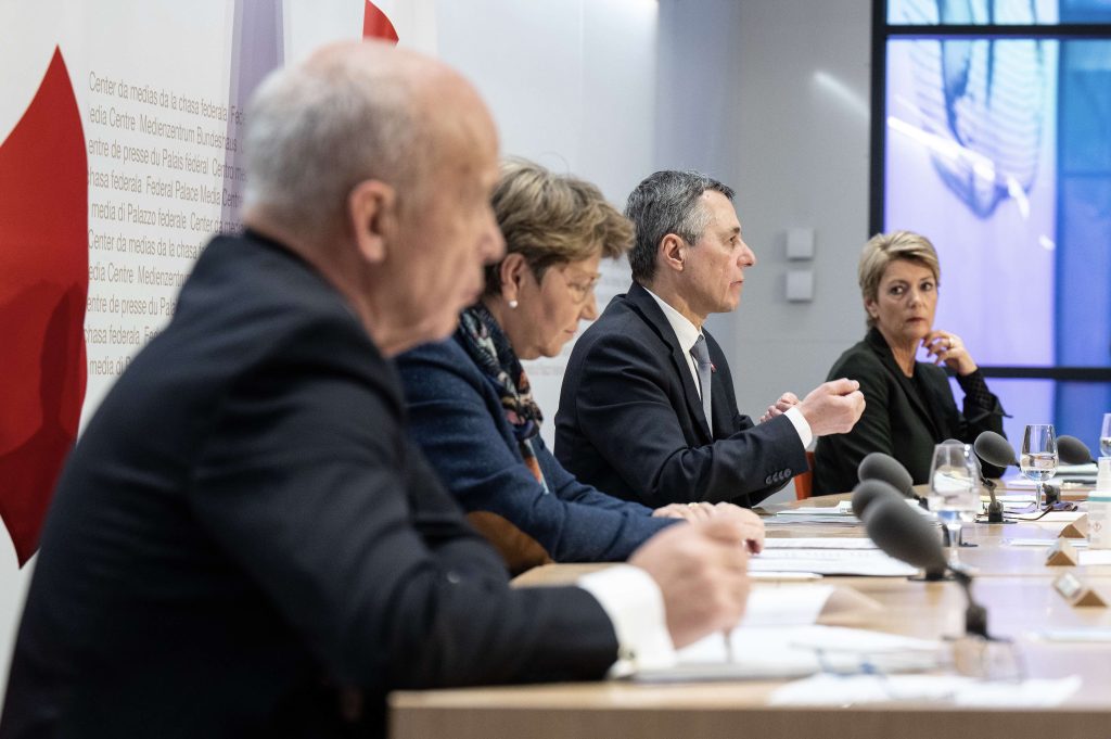 Quattro consiglieri federali per spiegare una decisione storica (Keystone)