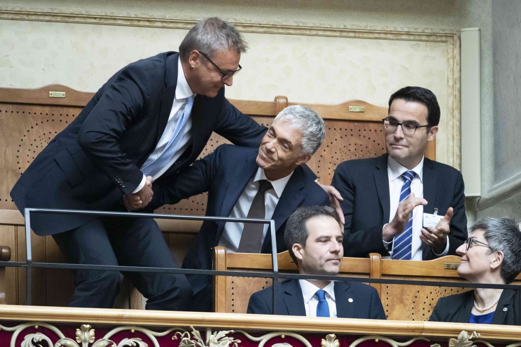 I colleghi del Ministero pubblico della Confederazione si congratulano con Michael Lauber per una rielezione non scontata (Keystone)