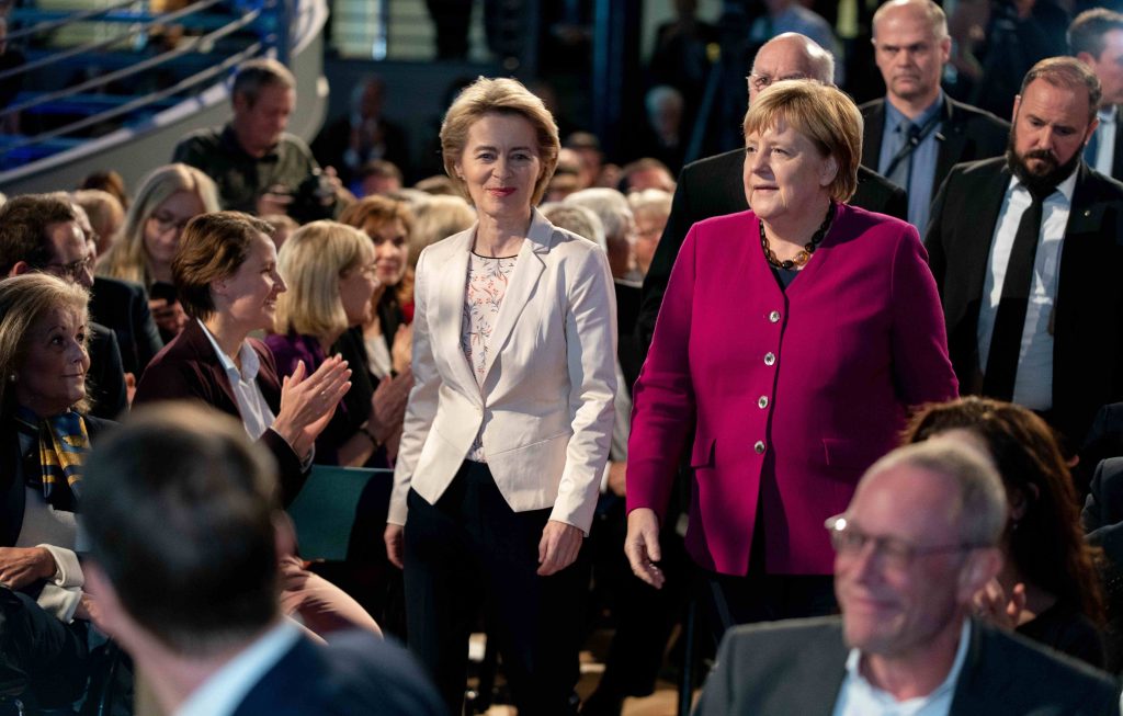 Ursula von der Leyen, in compagnia della cancelliera tedesca Angela Merkel (Keystone)