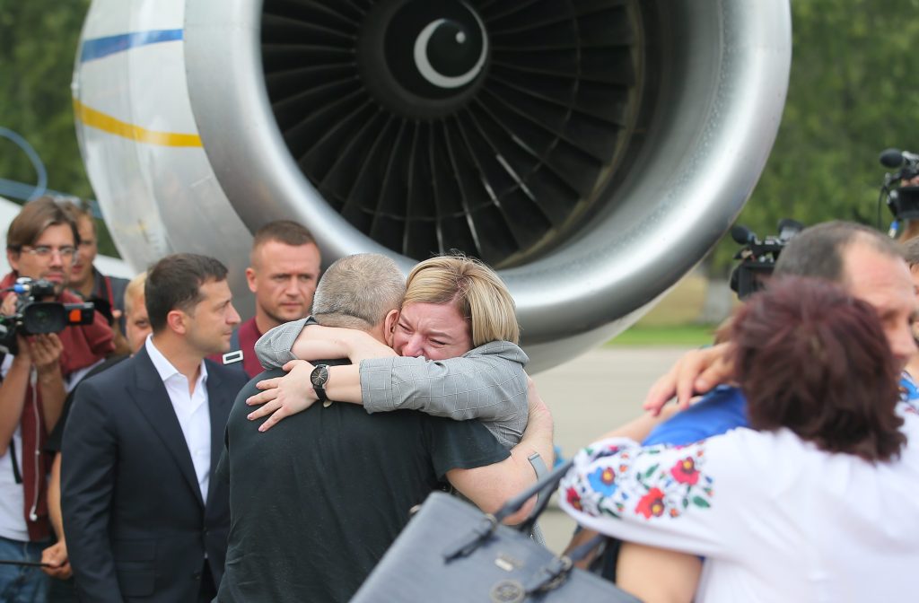 Lo scambio di prigionieri è più che un successo d’immagine per il presidente ucraino Zelensky, nella foto a sinistra (AFP)