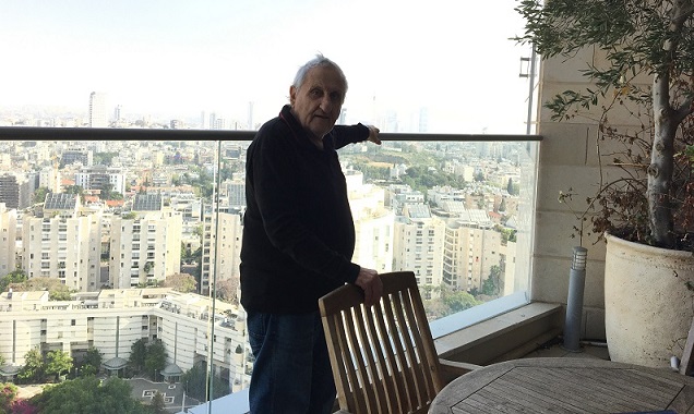 La quarantena dello scrittore israeliano A.B. Yehoshua con vista sul Mediterraneo