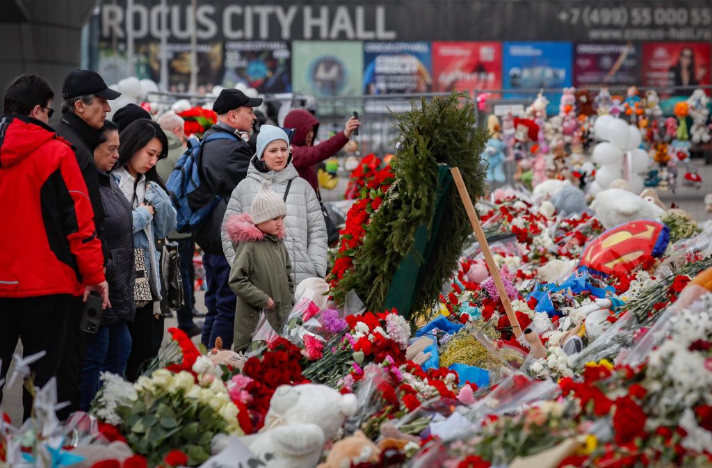 Fiori davanti al luogo della strage. (Keystone)