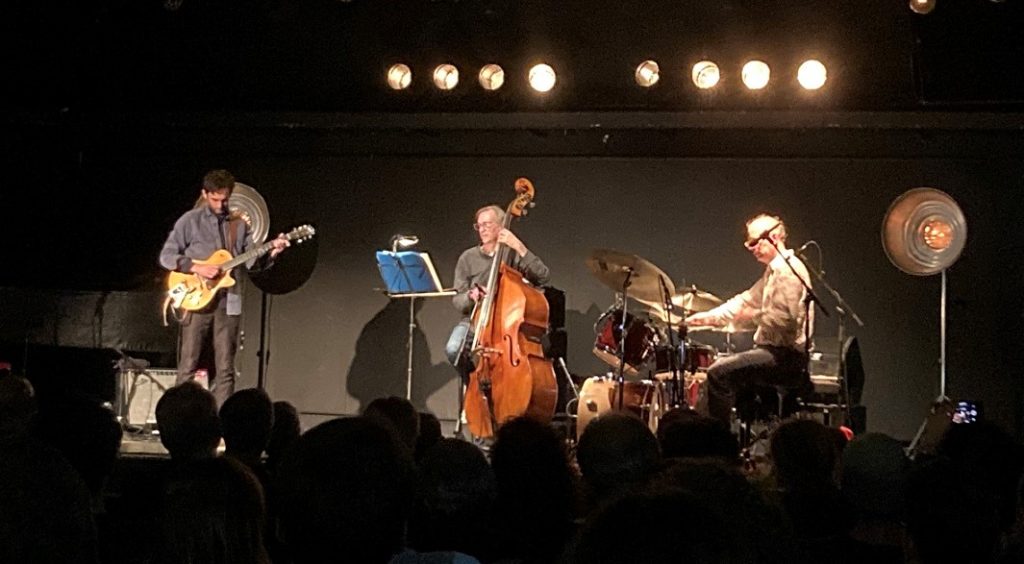 Da sinistra: Julian Lage, Greg Cohen, Kenny Wollesen sul palco (U. Wolf)