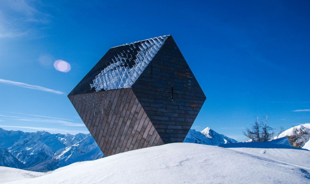 Mario Botta, Cappella Granato, Penkenjoch, Zillertal, Austria, La cappella nel paesaggio invernale