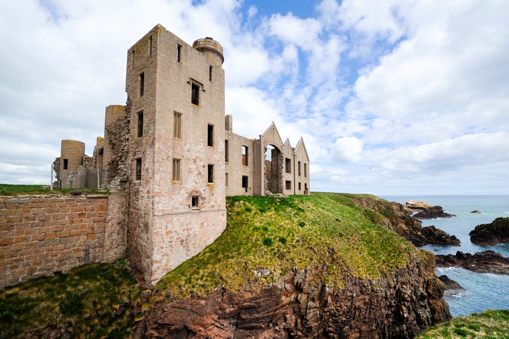 Slain Castle vicino a Cruden Bay. Il suggestivo castello in rovina fu costruito nel 1597 e, forse, fonte di ispirazione per il Dracula di Bram Stoker
