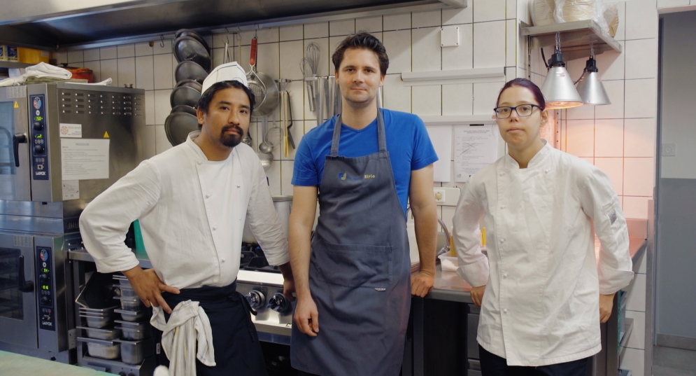 Immagini di backstage durante le riprese nella cucina dell’Osteria all’undici; al centro Filippo Demarchi con due colleghi di lavoro (Picfilm e RSI)