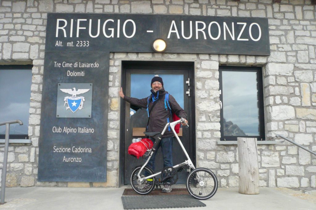 Paolo Merlini davanti al Rifugio Auronzo, Tre Cime di Lavaredo (Paolo Merlini)
