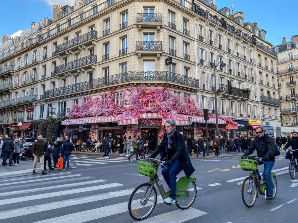 Parigi, il Marais – bistrot all’angolo della Rue de Rivoli e bobo in sella alle loro biciclette Vélib