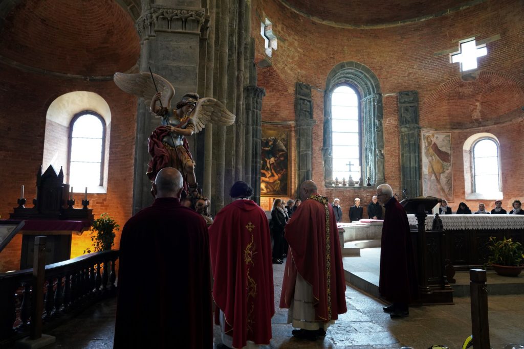 Durante una funzione all'interno della Sacra di San Michele.
