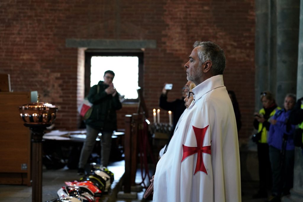 Durante una funzione all'interno della Sacra di San Michele.
