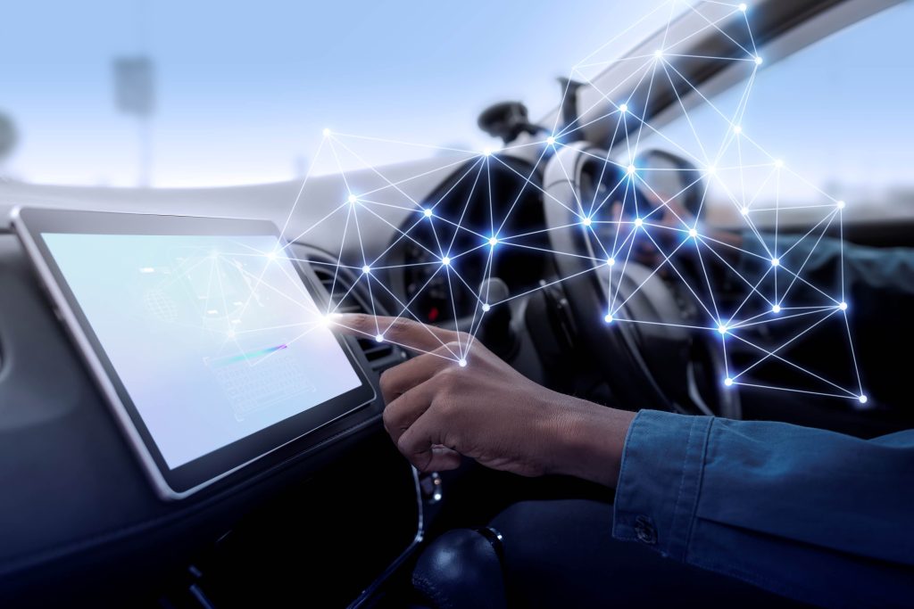 Grazie all’IA l’auto è capace di imparare dall’utente le sue preferenze, le sue abitudini e le sue esigenze (Freepik.com)