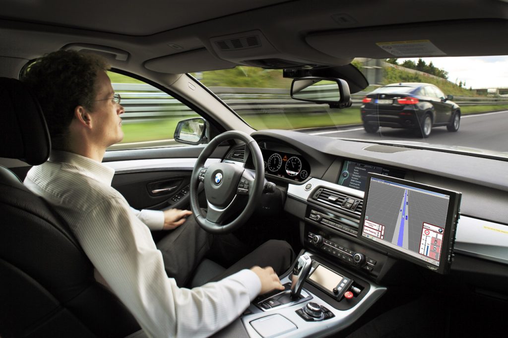 Molti sistemi di guida assistita sono una realtà solida nel mondo dell’automobile, ora è il momento del passaggio alla guida autonoma. (Wikimedia)