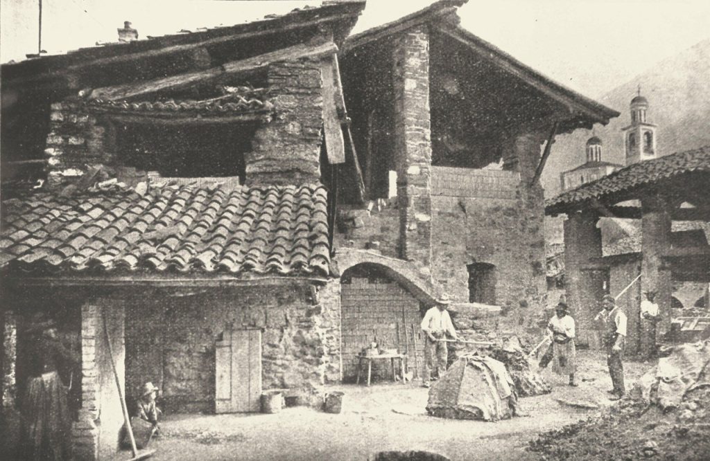Storica fotografia che ritrae la fornace della famiglia Pellegrini a fine Ottocento, da sin.: Maria Pellegrini al pozzo, Brivio Pellegrini (detto Erminio) all’età di sei anni ca., Rindo Vassalli, Domenico Pellegrini e Davide Vassalli. (Per gentile concessione di Danilo Pellegrini, Sorengo)