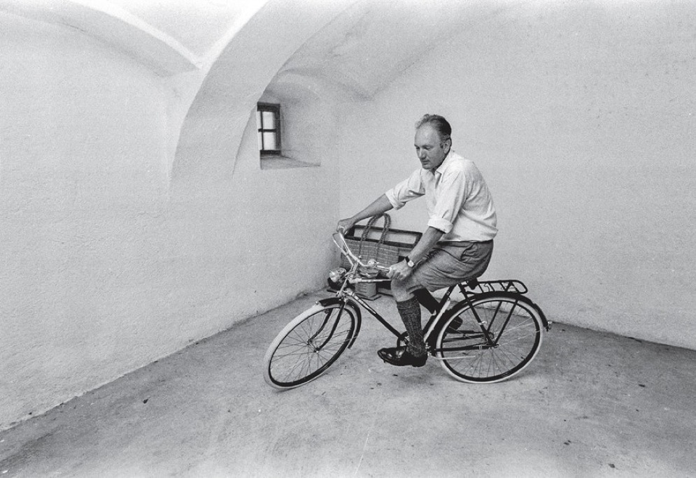 La foto della copertina mostra Thomas Bernhard in bicicletta ritratto da Michael Horowitz nel 1972 (Einaudi)