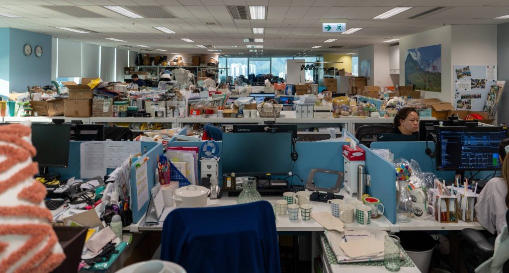 Il caotico open space di Migros Asia al 32esimo piano (Manuel Wenk)