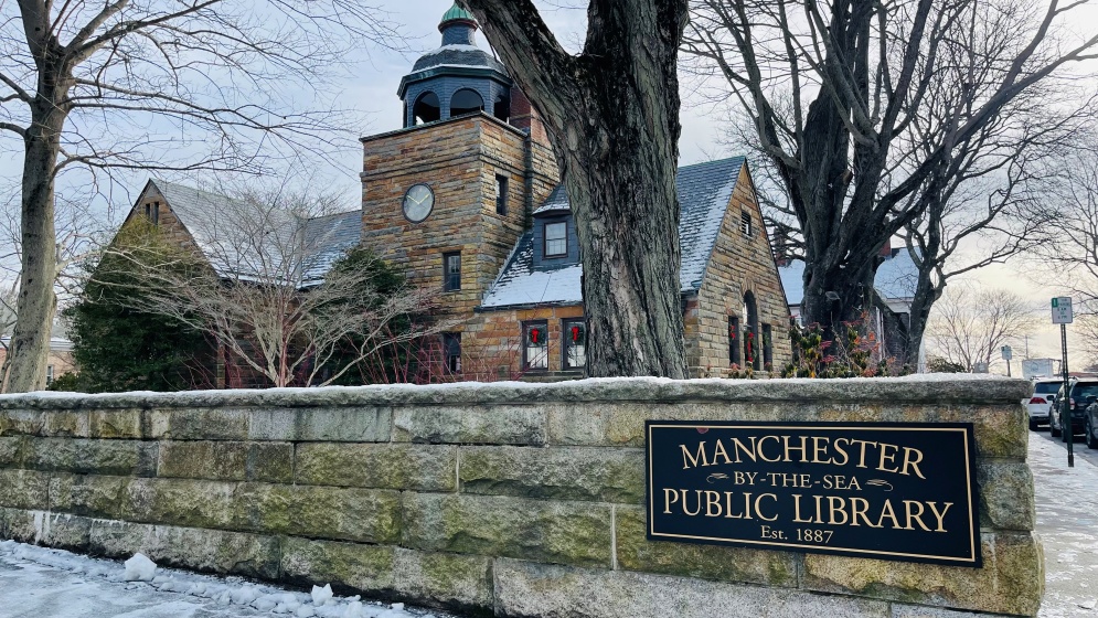 La bella biblioteca pubblica di Manchester-by-the-Sea dedica ampie sezioni alle radici storiche Manchester-by-the-Sea. La costruzione fu ultimata nel 1887