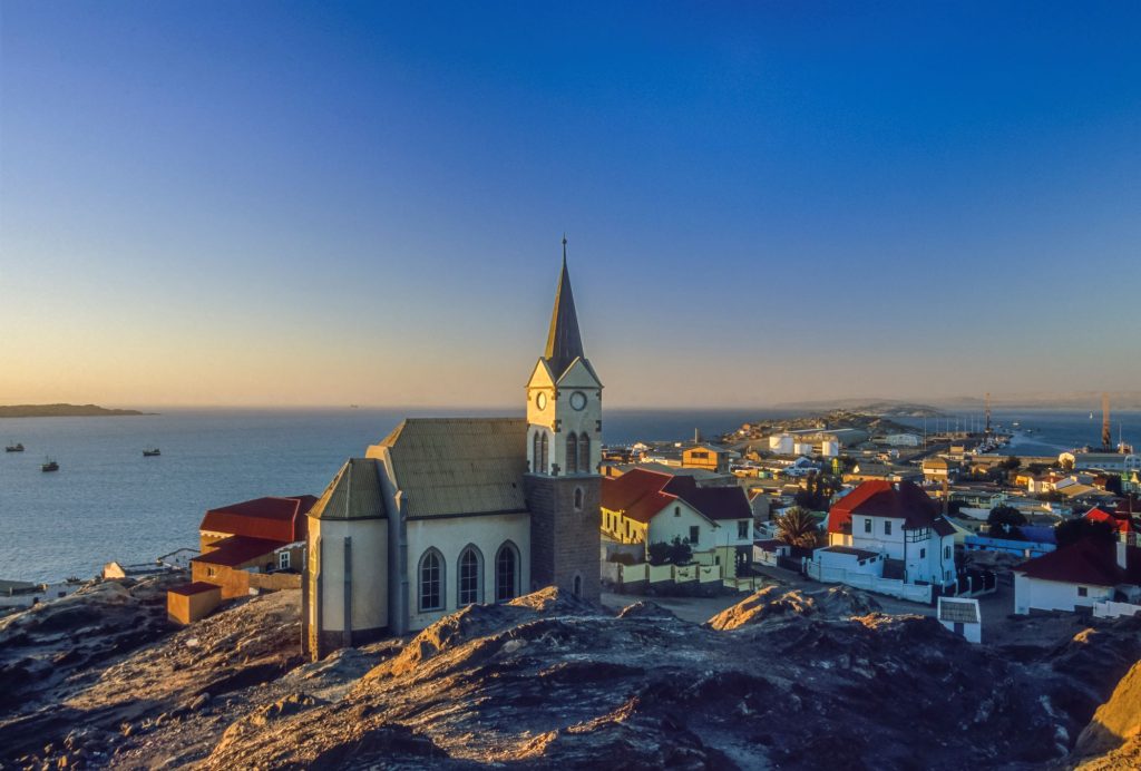 Luderitz, cittadina namibiana: nel 1883 Adolf Luderitz, di Brema, acquistò Angra Pequena dal capo locale Nama. La città è nota per la sua architettura coloniale tedesca Art Nouveau