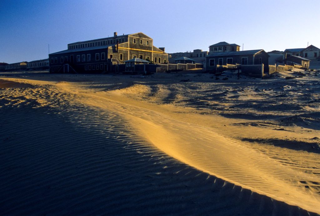 Namibia meridionale: Kolmanskop è una città fantasma, a pochi chilometri nell’entroterra dal porto di Luderitz
