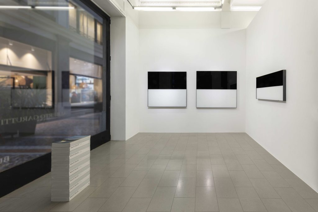 Particolare della mostra Alberto Garutti – Orizzonte alla Buchmann Galerie di Lugano (Court. Buchmann Galerie Lugano; foto: Antonio Maniscalco)