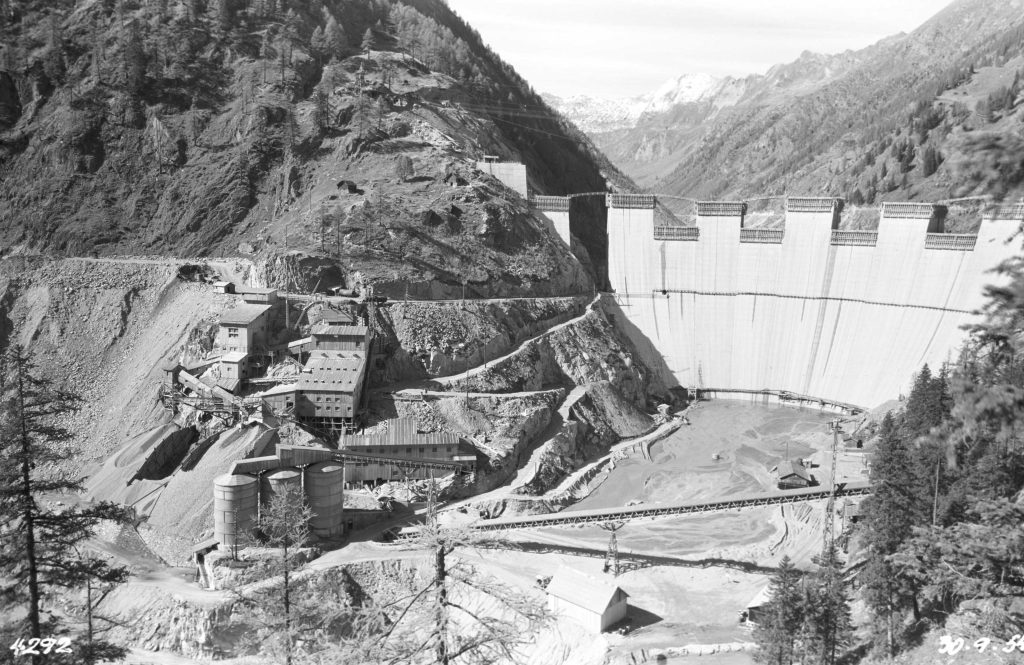 La costruzione della diga del Sambuco negli anni 50 (Foto Ofima)