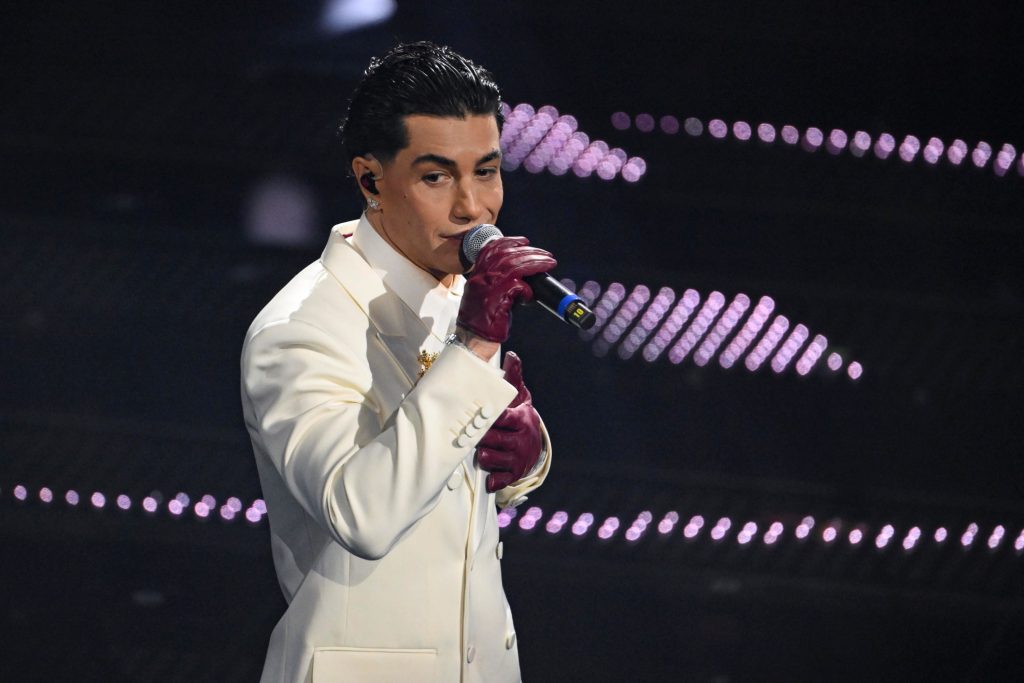 Tony Effe durante la prima serata del Festival di Sanremo martedì scorso (Keystone)