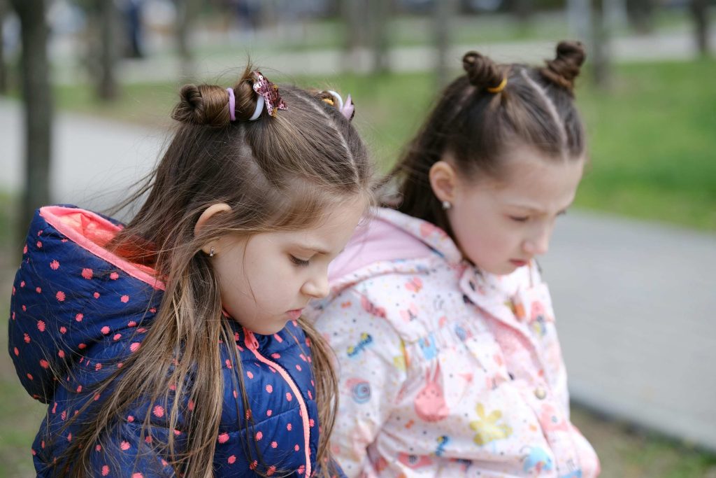 Piccoli litigi possono sorgere anche tra bambini: i genitori dovrebbero insegnare a chiedere scusa per lo sbaglio commesso (Pexels.com)