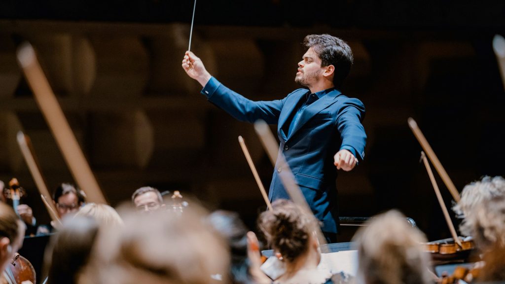 Il direttore d’orchestra, pianista e contrabbassista Lahav Shani, classe 1989