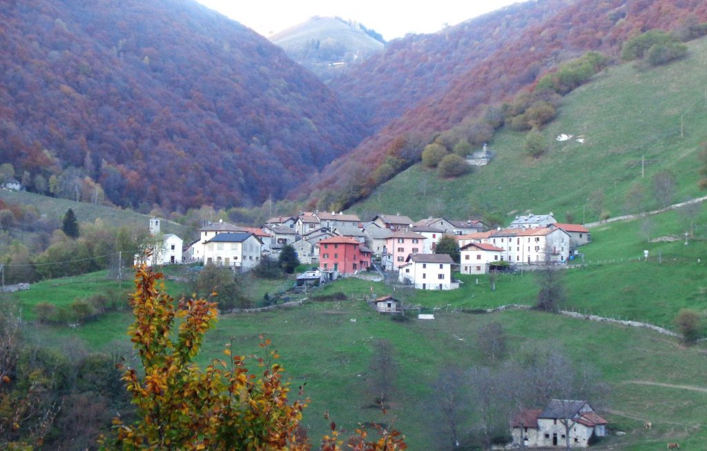 Il nucleo di Erbonne ospita un piccolo museo del contrabbando e un breve percorso didattico, mentre l’ex-scuola è ora un’osteria (E. Stampanoni)