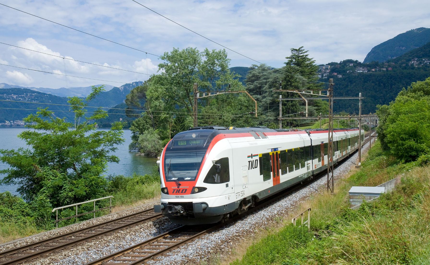 Treno della linea S10 della rete celere del Canton Ticino, in corsa fra le stazioni di Capolago e Maroggia-Melano. (Wikimedia)
