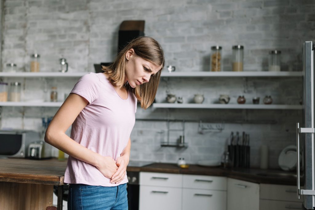 L’endometriosi provoca forti dolori addominali ma anche una varietà di sintomi apparentemente scollegati fra loro (Freepik.com)