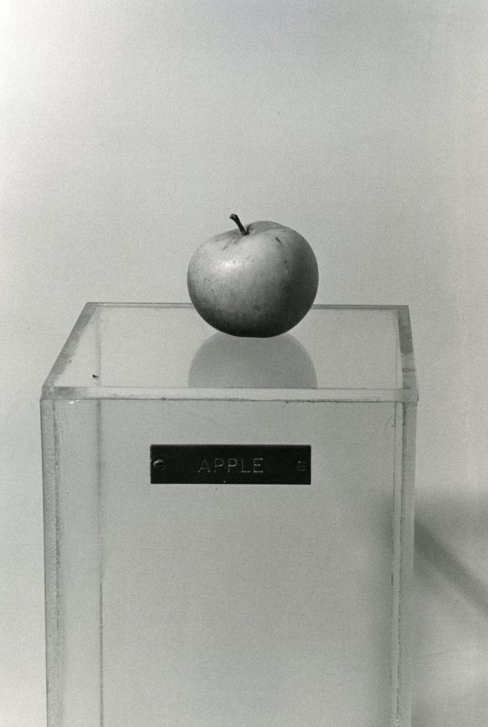 Yoko Ono, Apple, 1966 Ausstellungsansicht, UNFINISHED PAINTINGS & OBJECTS BY YOKO ONO, Indica Gallery, London, 7. –18. November 1966
Foto: Iain Macmillan, © Yoko Ono
