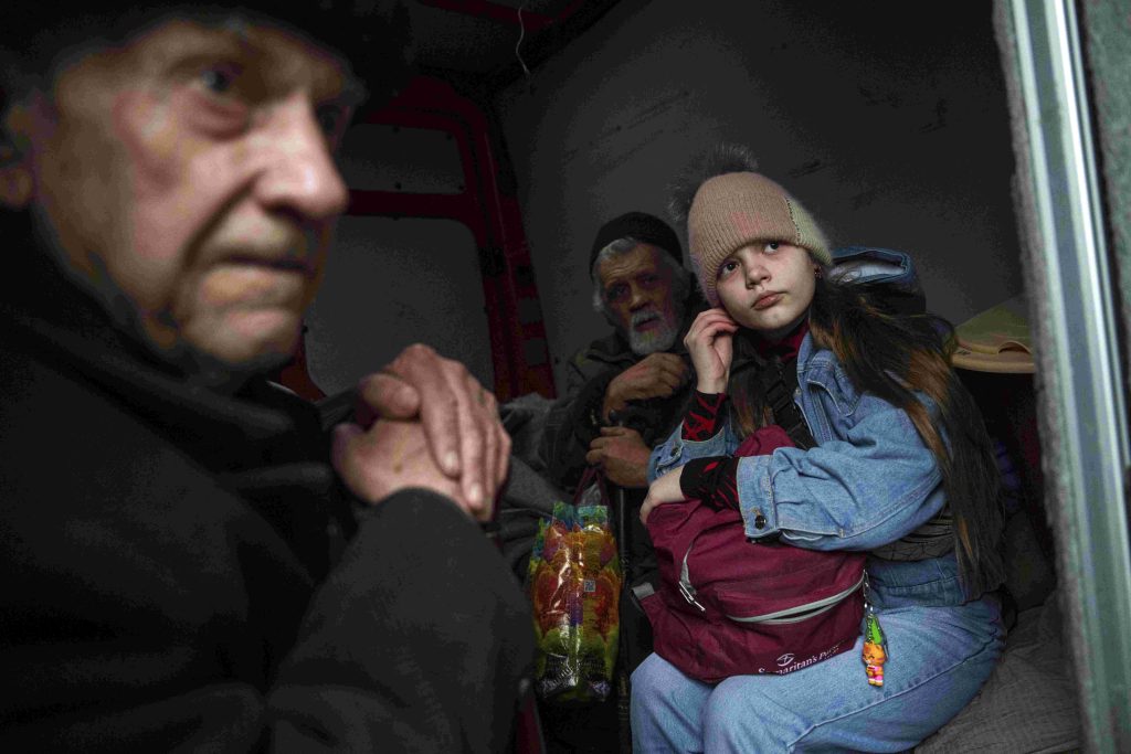 Persone che abbandonano la città di Pokrovsk, in Ucraina, per fuggire dalla guerra (Keystone)
