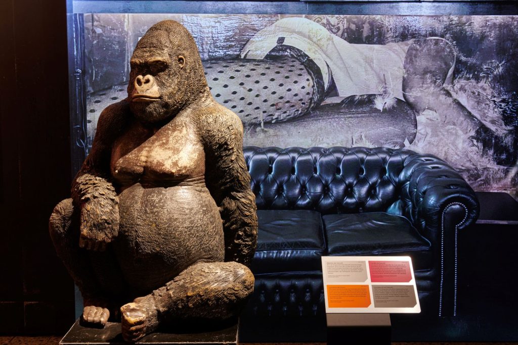 La statua raffigurante un gorilla che accoglieva i visitatori del club zurighese Zukunft (© Club Zukunft. Foto: Schweizerisches Nationalmuseum)